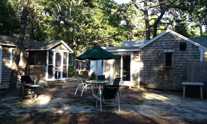 Bass River Cabina | 14-Enclavado en los pinos en el corazón de Cape Cod