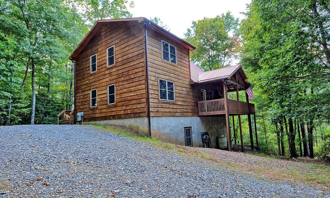 West Jefferson Cabina | Cabinlot-Open for Bookings! Lake Access, Pool Table, WIFI, Fire Pit