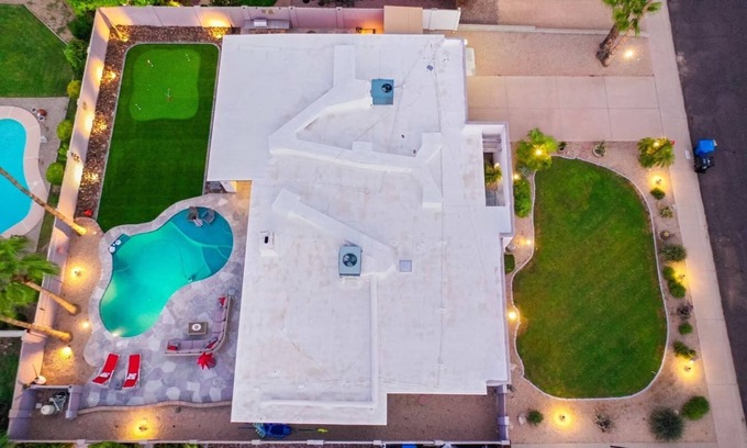 Shea Heights Casa | Cactus Manor, Heated Pool ! Putting Green! Centrally located