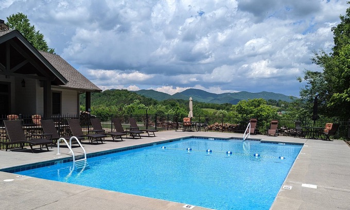 Townsend Condominio | Cades Cove Peaceful Side Smoky Mountains Hip Vintage Condo Community Pool
