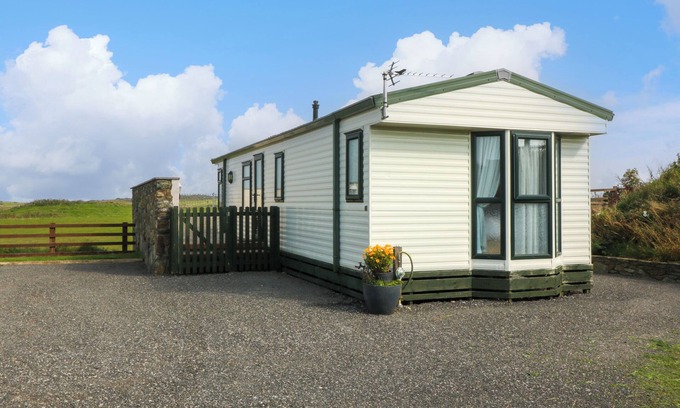 Amlwch Cabaña | CAE CARREG, pet friendly, country holiday cottage in Cemaes Bay