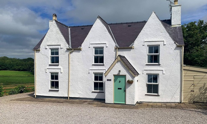 Dwyran Casa | CAE DU, pet friendly, with hot tub in Niwbwrch (Newborough)