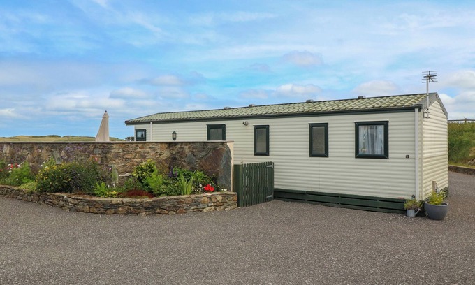 Amlwch Cabaña | CAE GOG, pet friendly, country holiday cottage in Cemaes Bay