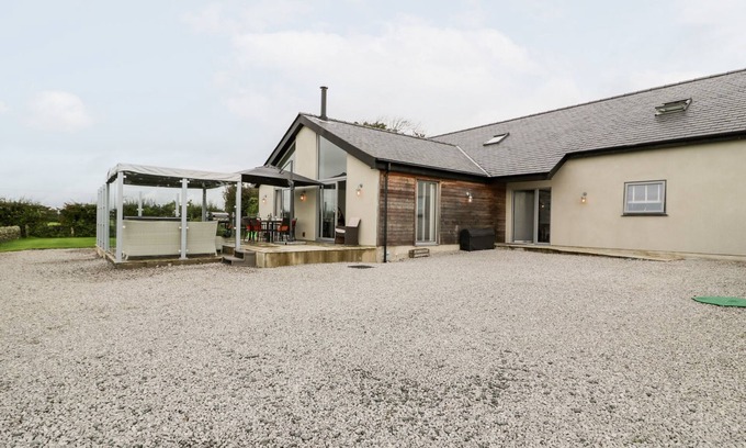 Llanfairpwllgwyngyll Casa | CAE SAM, family friendly, luxury holiday cottage in Pentraeth