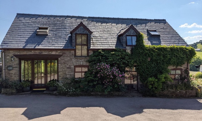 Battle Casa | CAECRWN, pet friendly, luxury holiday cottage, with hot tub in Brecon