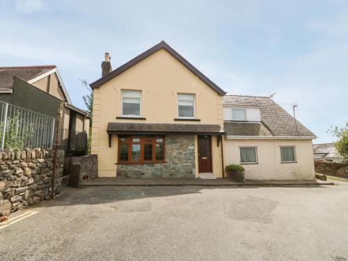 Dinas Casa | Caer Rhos