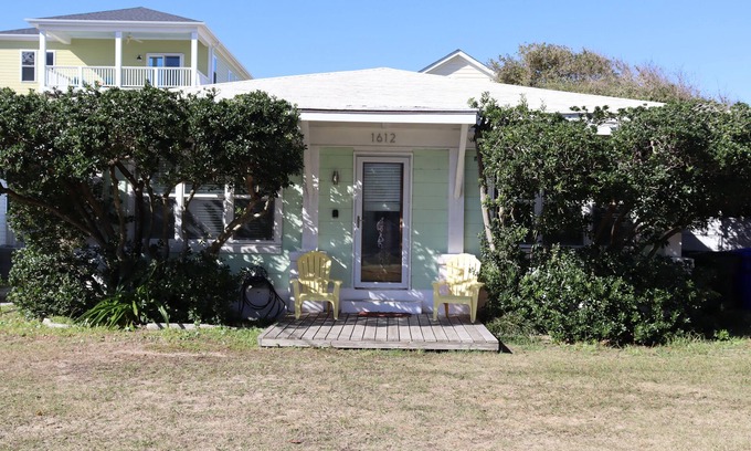 Wilmington Beach Cabaña | Caicos Cottage! Between CB/KB towns Dog Friendly w/fenced yard, Parking - 3 cars