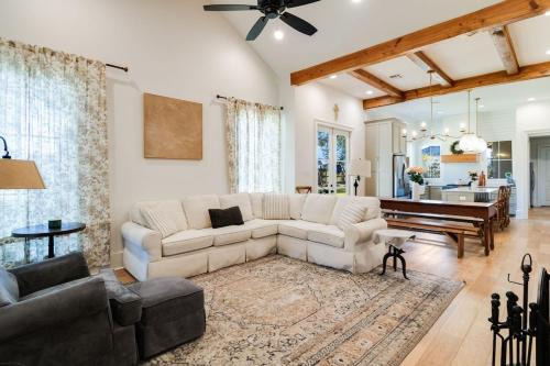 Lafayette Apartamento | Cajun Country Retreat King Beds Patio Arcade Luxe
