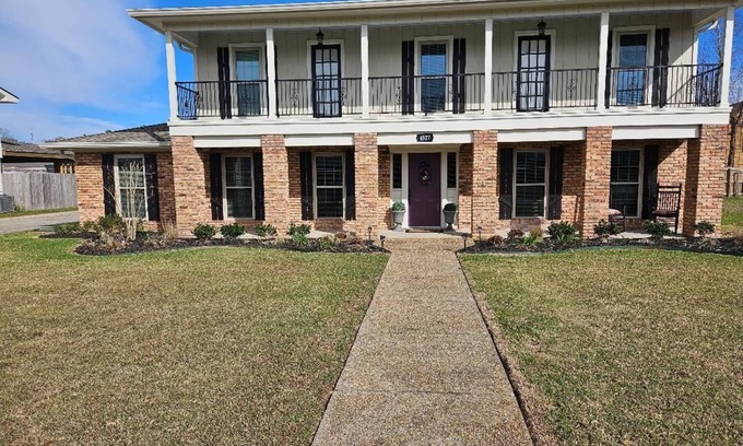 Lake Charles Casa | CAJUN OASIS 6br Retreat w/ pool 3mi from Casinos and Interstate 210