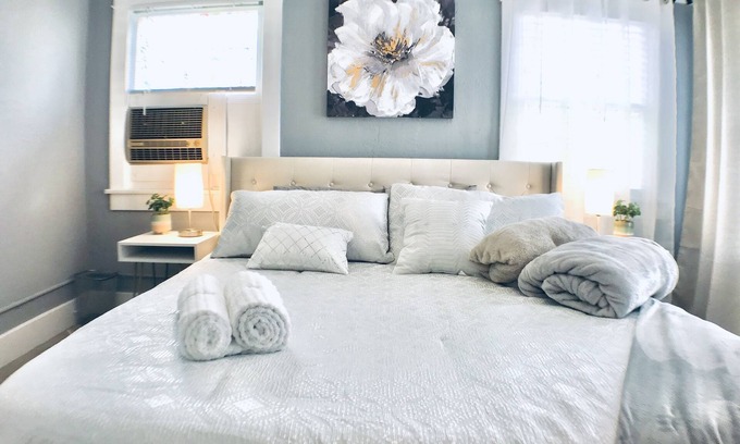 Oleander - Sunset Apartamento | CAL King Bed/Sleeps 4/Furnished Private APT/In-Unit Washer Dryer/Smart 55" HDTV
