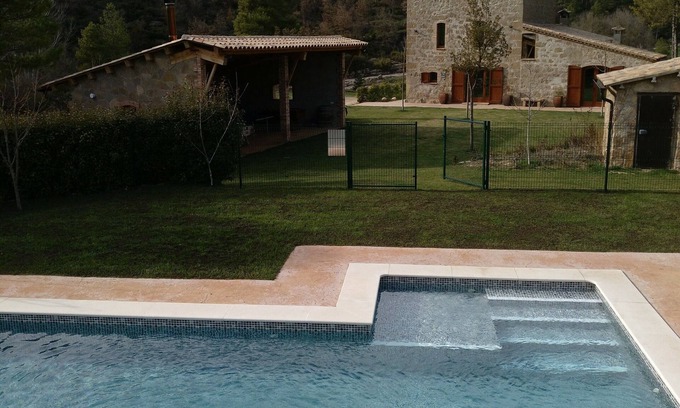 Viver i Serrateix Cabaña | Casa rural con piscina salada, 3 BBQ's, WiFi, jardín, ping-pong, billar,futbolín