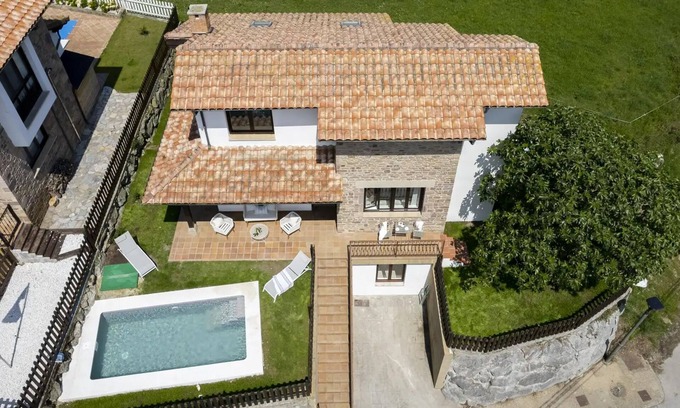Prellezo Casa | Cala Berellín Prellezo Cantabria, Casa a estrenar, piscina, al lado de Cala Berellín