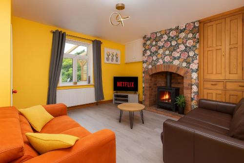 Stanley Casa | Calder Canal by Alt-Stay - Peaceful 3 Bed Canal Side Cottage Contractor and Relocation Accommodation Wakefield with Stunning Views, Parking, Kitchen, Laundry, Smart TV and Wi Fi - Weekly and Monthly Rates