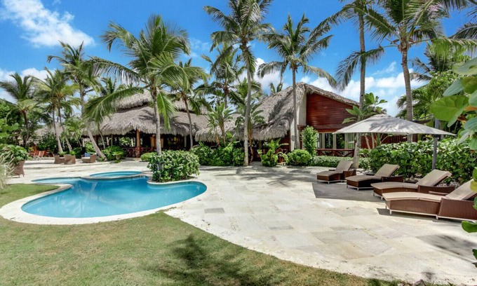Punta Cana Villa | 5BR GOLF VILLA FRONTAL CON PISCINA, JACUZZI, GOLF CART, CHEF, Criada Y CLUB DE PLAYA