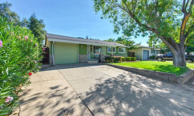 Sacramento Casa | CalExpo/Arden/HotTub/Pool/Firepit/BBQ/No Pet Fee