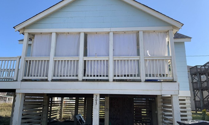Kitty Hawk Cabaña | Calico Jack's Galley (2-Bedroom Cottage) - Pets Allowed by RedAwning