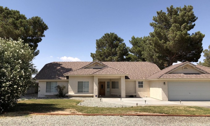 California City Casa | California City Tastefully Modern 4 Bd Casa de vacaciones