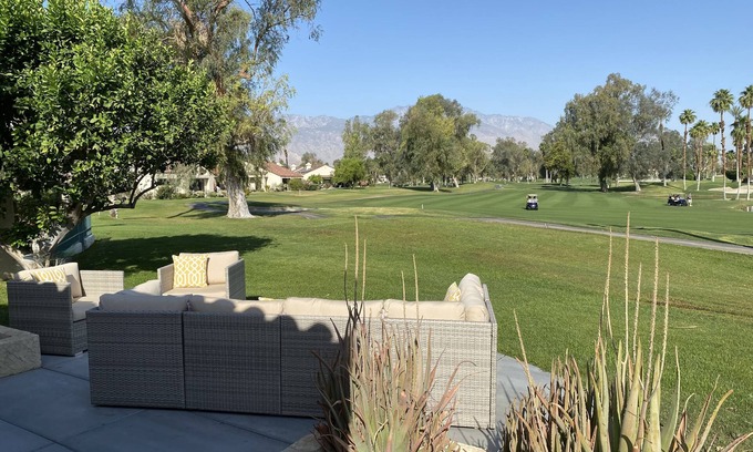 Rancho Mirage Condominio | California Dreaming | Epic Views, 2 Ensuites & Space to Entertain – a Greenday property