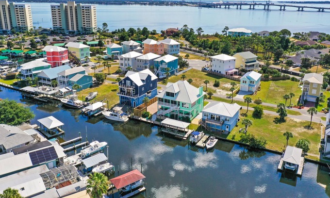Upper Grand Lagoon Casa | CALLING ALL BOATERS W/FURRY FRIENDS! Sleeps 14! Boat Slip Available - HOT TUB!