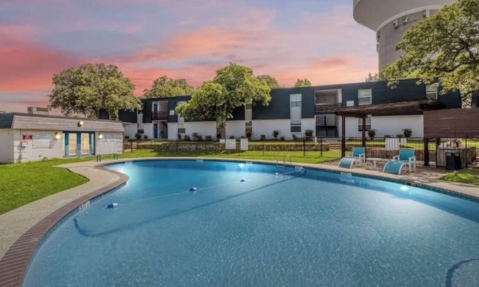 Bedford Apartamento | Calm 2 bedroom getaway w serene balcony
