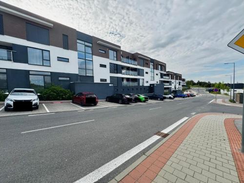 Lorincik Apartamento | Calm and Modern Flat with Free Parking 10mins on bus to City Centre 1min walk to Bus stop
