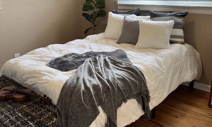 Clinton Township Casa | Calm & Cozy 3BR King Bed Free Wifi | Washer Dryer