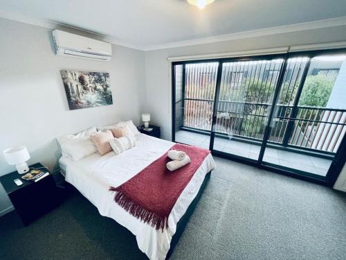 Hadfield Casa | Calm Getaway Close to Airport