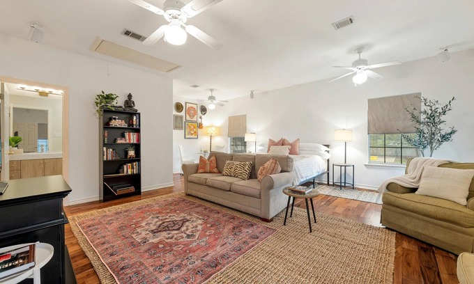 Deer Creek Apartamento | Calm & serene, private upstairs 550 sq foot studio, stunning sunrise + sunsets!
