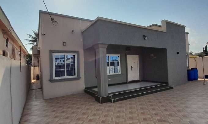 Teshie Casa | Calm, spacious Home in Accra. 20 mins from the airport & 10 mins from the beach.