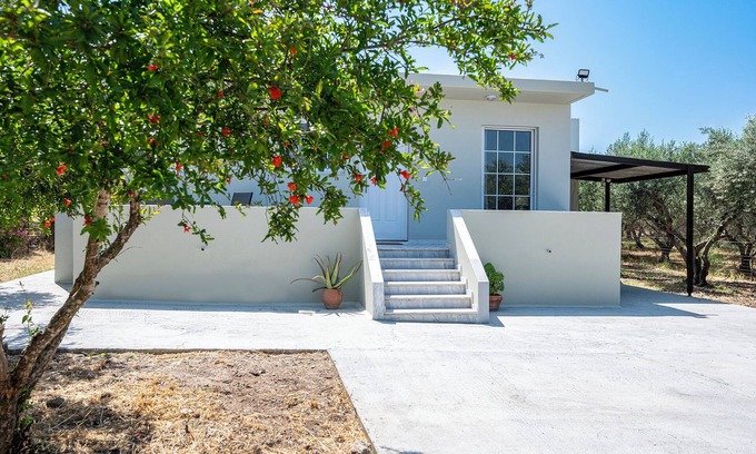 Linopotis Casa | "Calma " country living -Your vacation home in an olive grove near the beach