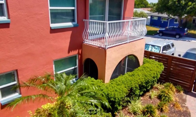 North Redington Beach Condominio | calming coastal condo walkway to beach.