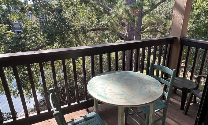 Folly Field Condominio | Calming lagoon view 2 BR condo on Hilton Head Island. Rate includes housekeeping