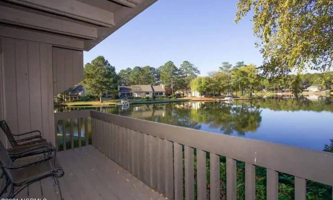 Pinehurst Condominio | Calming Lake View with Pool Near Pinehurst Resort and Village