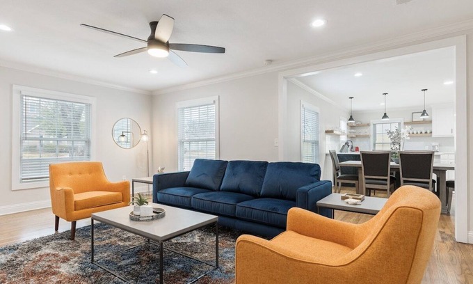 Arlington Heights Casa | Calmont Urban Farmhouse: 4-Bedroom Stylish Stay