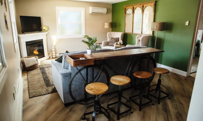 Taylors Falls Apartamento | Cambrian & Co. Downtown Loft Stylish, Sophisticated, Charm