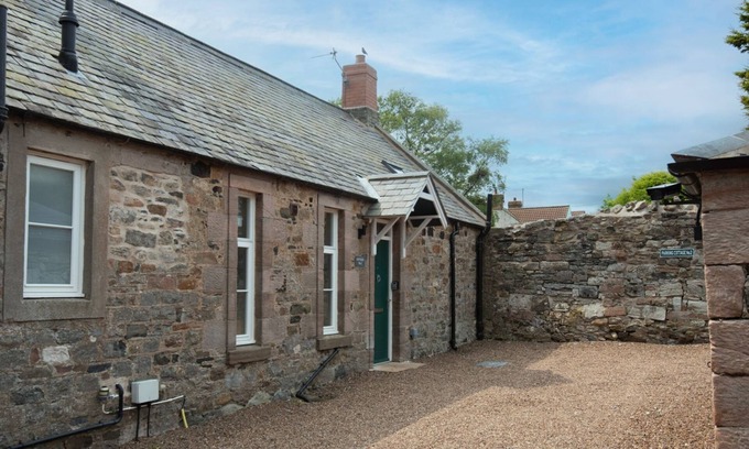 Berwick-upon-Tweed Cabaña | Cambridge House - Cottage Number Two - Sleeping 4 Guests in 2 Bedrooms