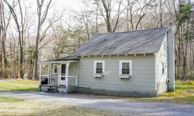 Tannersville Casa | Camelback cottage - on ONE ACRE & near local attractions