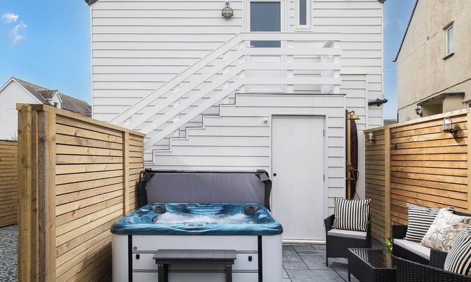 Abersoch Apartamento | Camellia House Crest apartment. A cosy apartment in the village of Abersoch