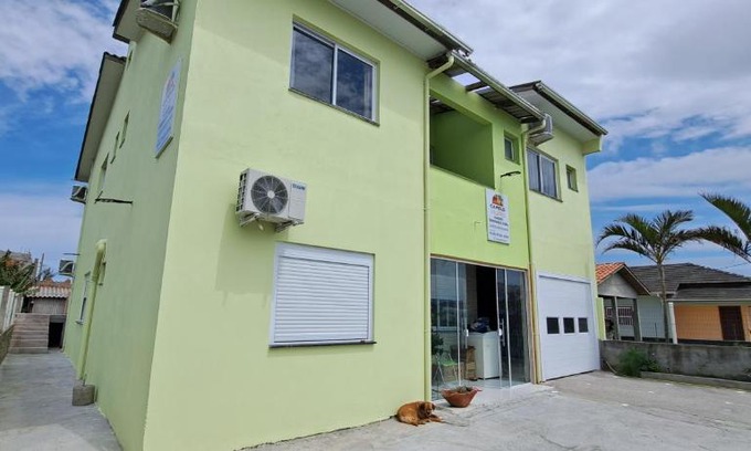 Balneario Arroio do Silva Casa | Camelo locação de Suítes Individuais Pousada com Cozinha e Sala Compartilhada