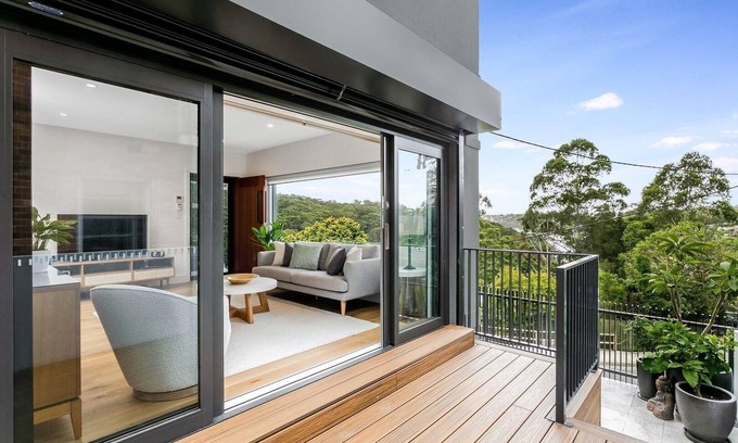 Cammeray Apartamento | Cammeray- ROWL1 - Rowlison Parade - Modern 3BR Home with Courtyard Parking Next to Tunks Park in Cammeray