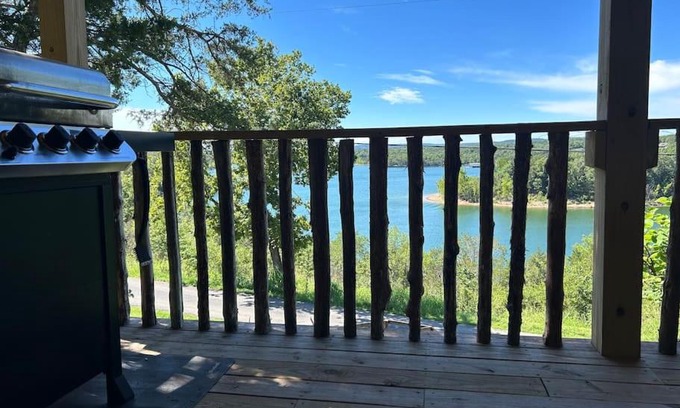 Cassville Casa | Camp Fisher Cottage