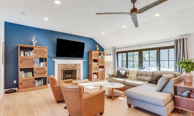 South Orleans Casa | Exquisite New Renovation in Orleans: 063-O