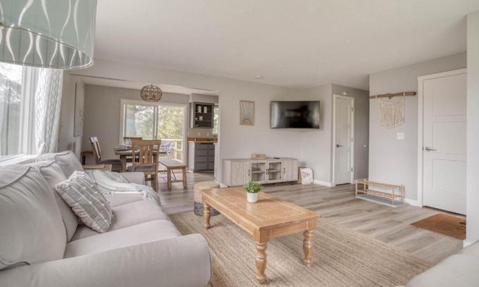 Pacific City Casa | Camp Street Cottage - Meredith Lodging