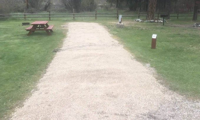 Ravalli County Alquiler De RV | CAMP SULA - Rv Back In spot 15 - partial hook up