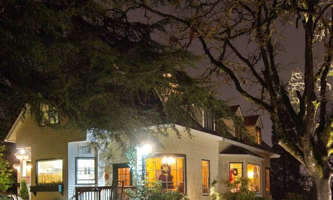 Market District Cama Y Desayuno | Campbell House Inn