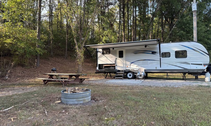 Jacob Alquiler De RV | Camper in country setting beside water, near Burning Star Wildlife area