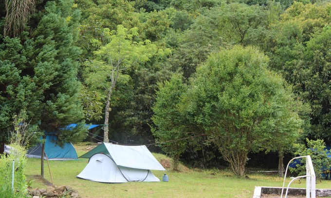 Munhoz Alquiler De RV | Camping area with waterfall and small beach in the Serra da Mantiqueira in Munhoz-MG