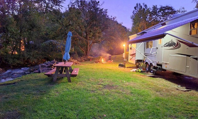 Del Rio Casa | Camping Creekside at Del Rio Happy Camper