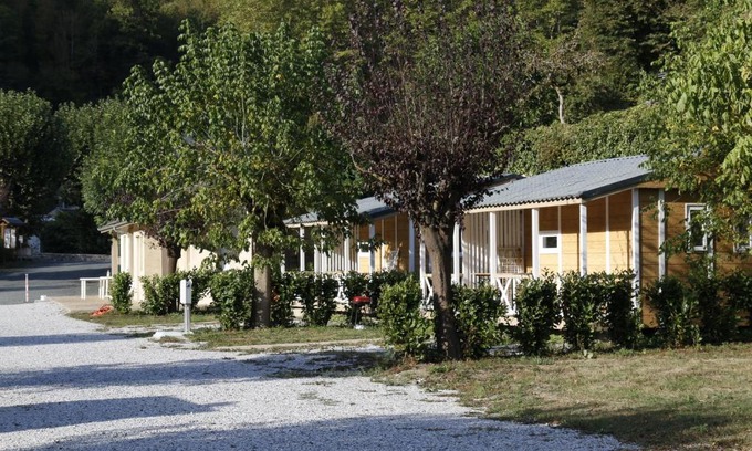 Lacaze Otro | Camping Le Jardin - chalets, bungalows et emplacements nus pour des vacances nature le long de la rivière le Gijou