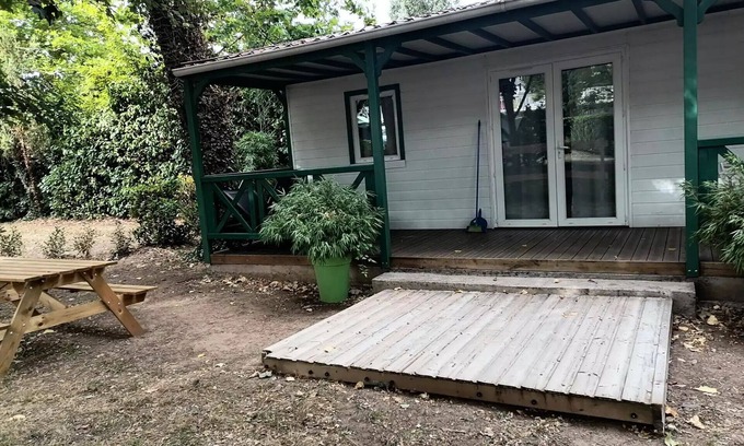 Anduze Chalet De Esquí | Campsite Flower Les Fauvettes *** - Chalet EPICEA comfort 48m2, (3 bedrooms-6 people) with covered terrace, air conditioning and wifi for short stay 6 people